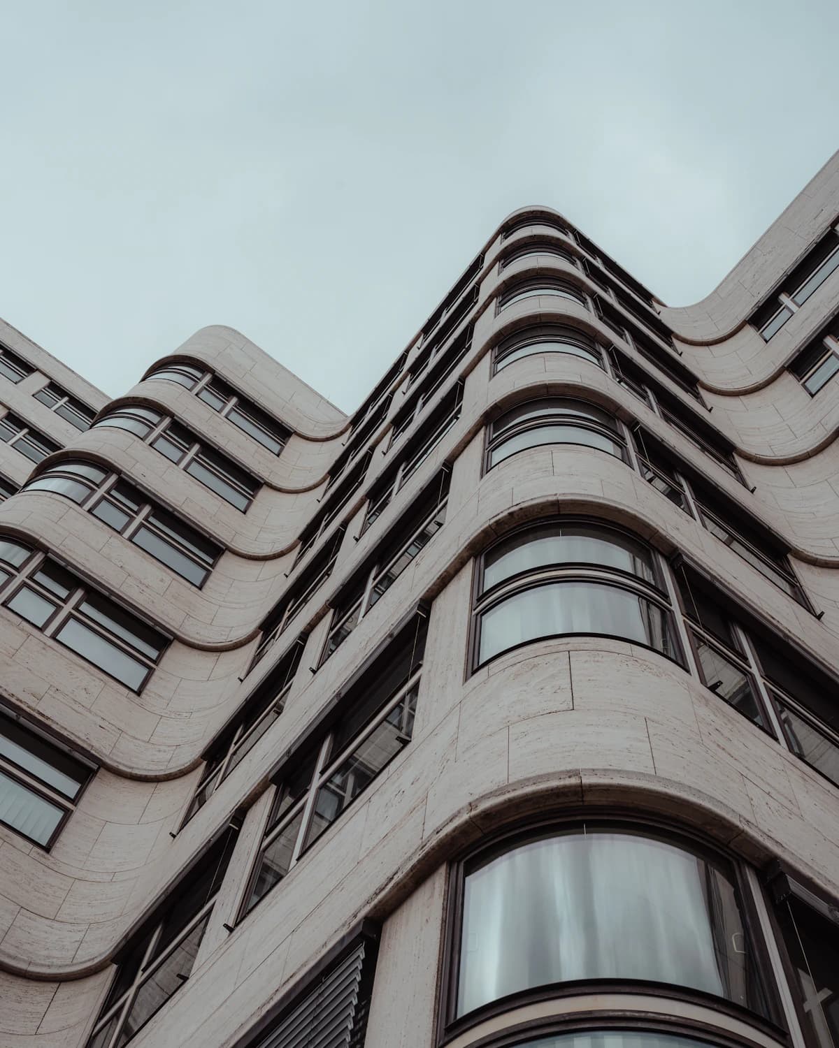 Geschwungene Fassade eines Berliner Bürogebäudes
