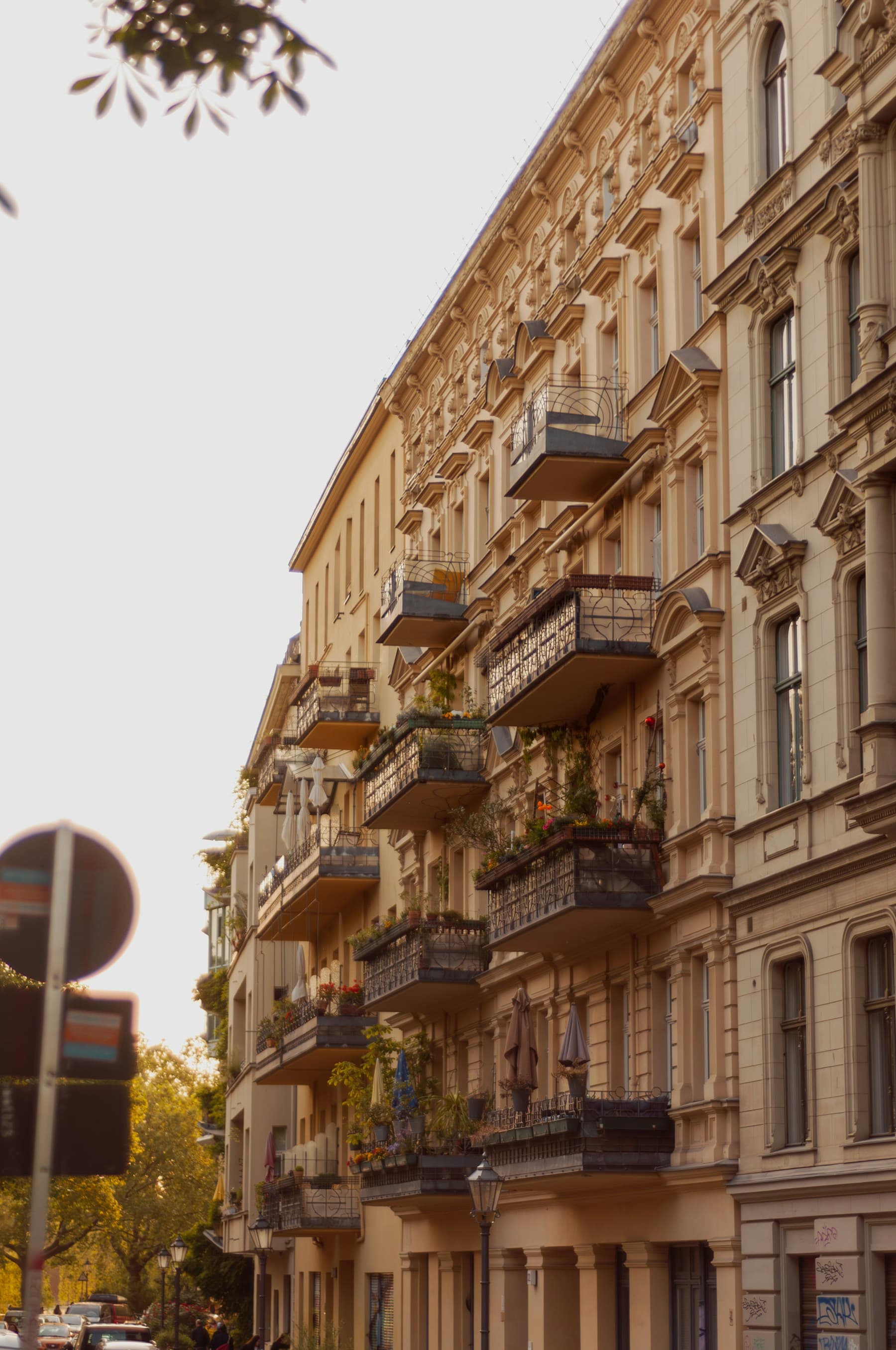 Berliner Altbaufassade mit Balkonen in Kreuzberg