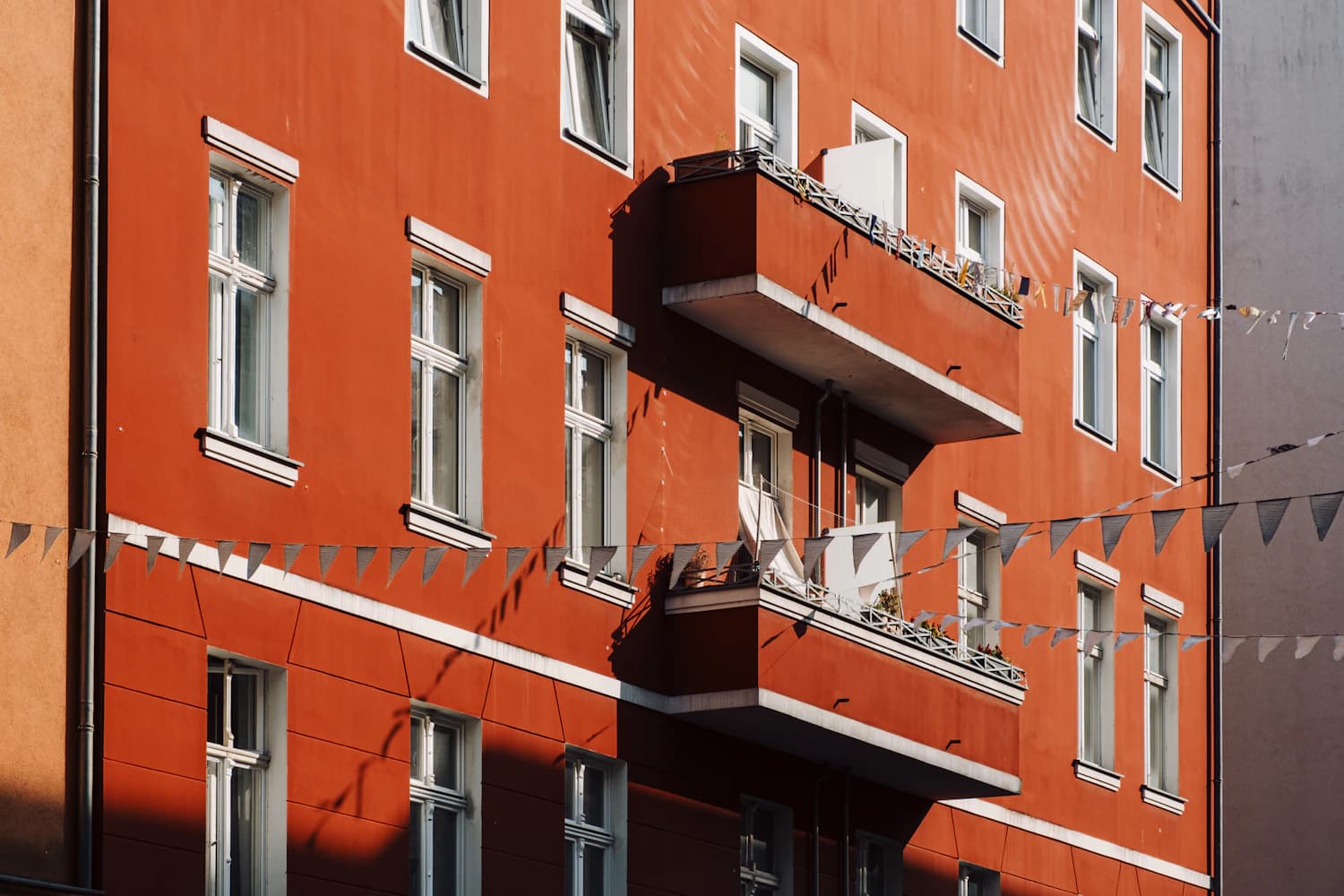 Sonnenbeschienene Wohnhausfassade mit Balkonen in Berlin