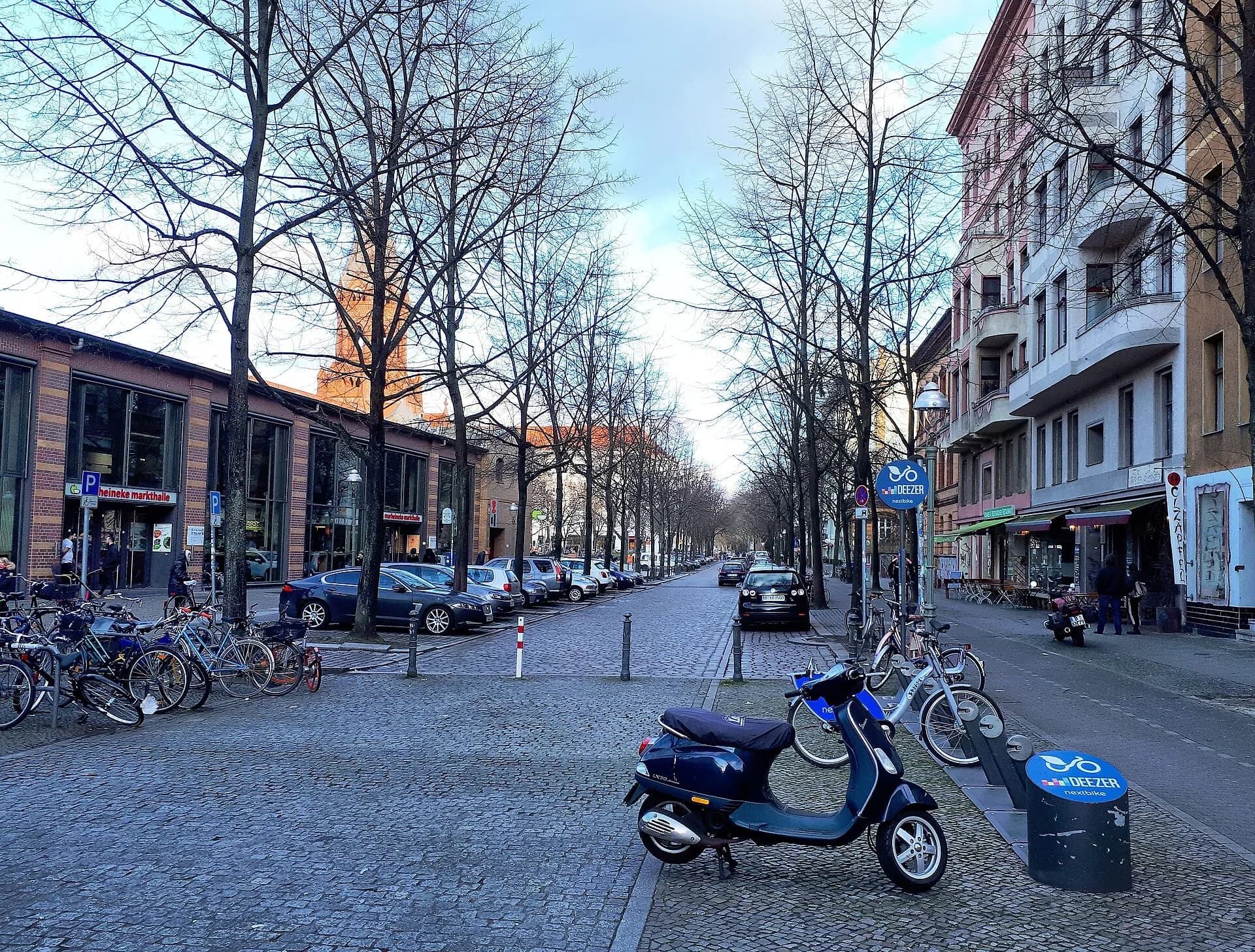 Bergmannstraße am Marheinekeplatz mit Altbauten und Bäumen