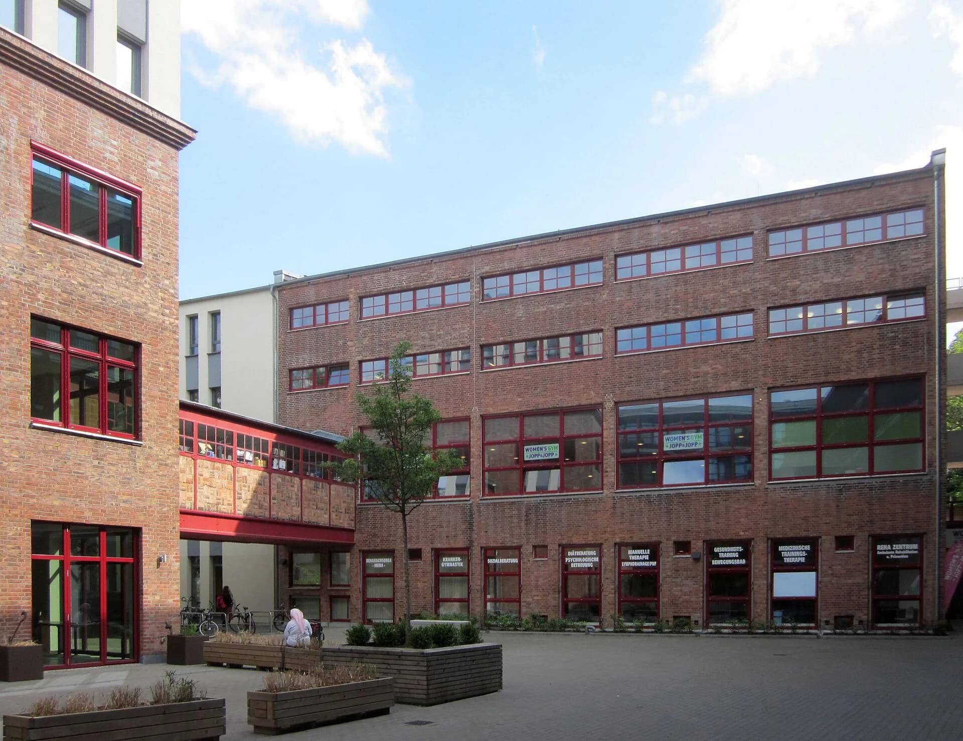 Backsteinfassade eines ehemaligen Umspannwerks in Kreuzberg