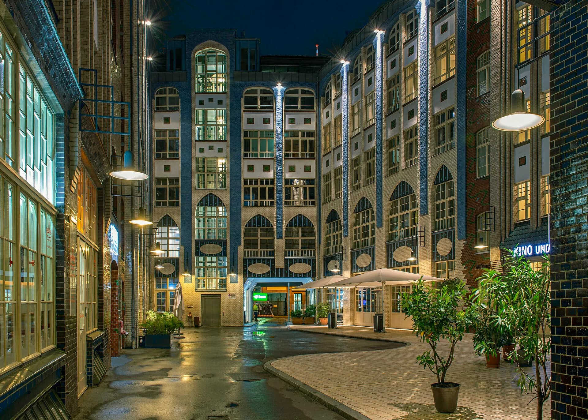 Beleuchteter Innenhof der Hackeschen Höfe in Berlin-Mitte