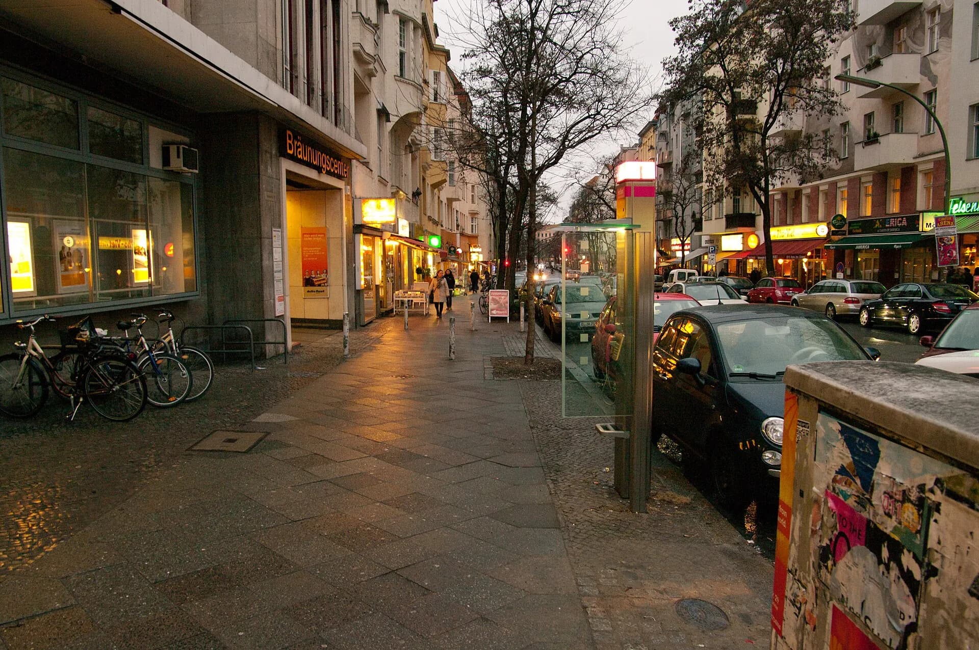 Beleuchtete Akazienstraße in Berlin-Schöneberg am Abend
