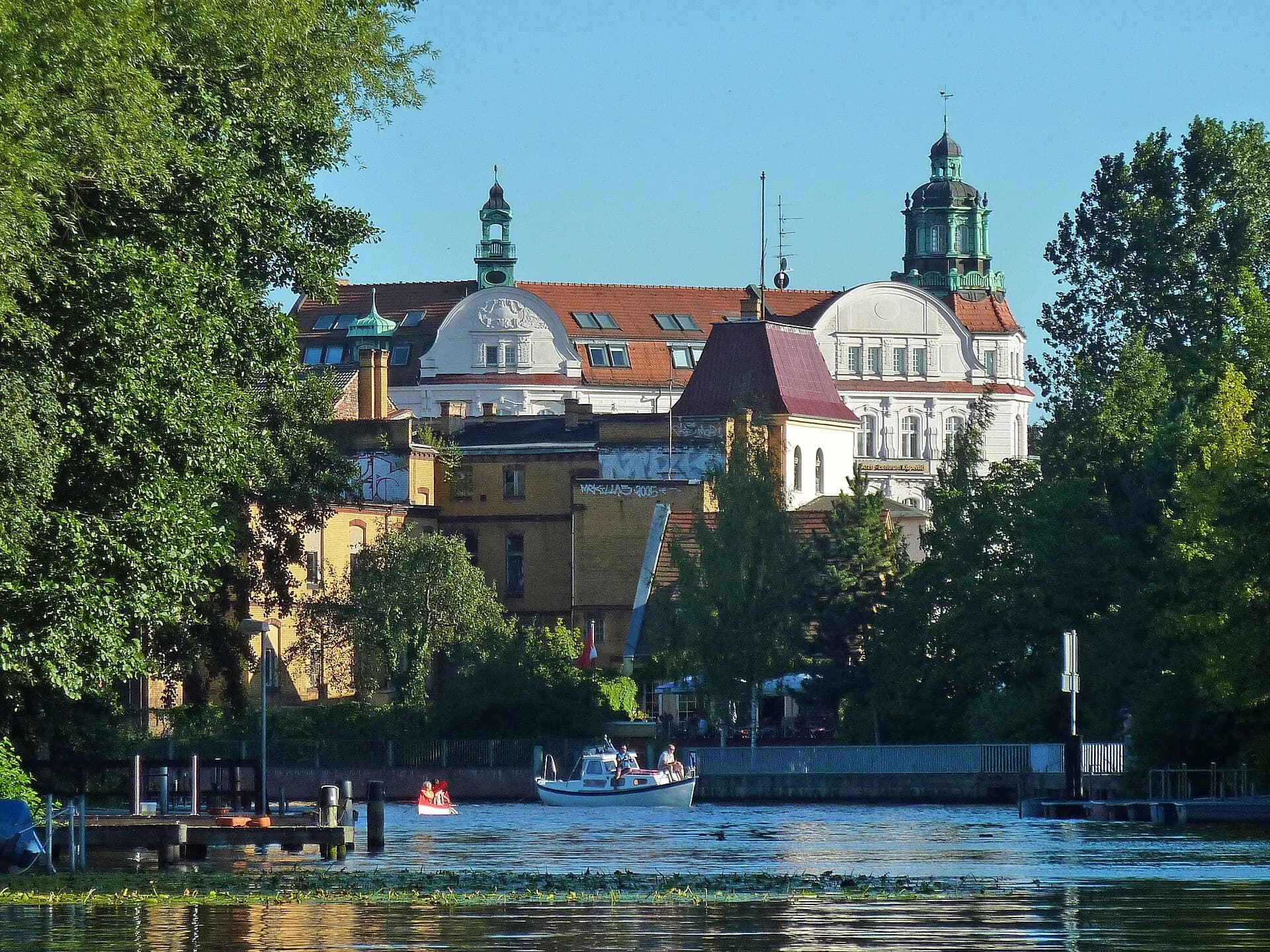 Alte Spree mit historischer Bebauung in der Altstadt Köpenick