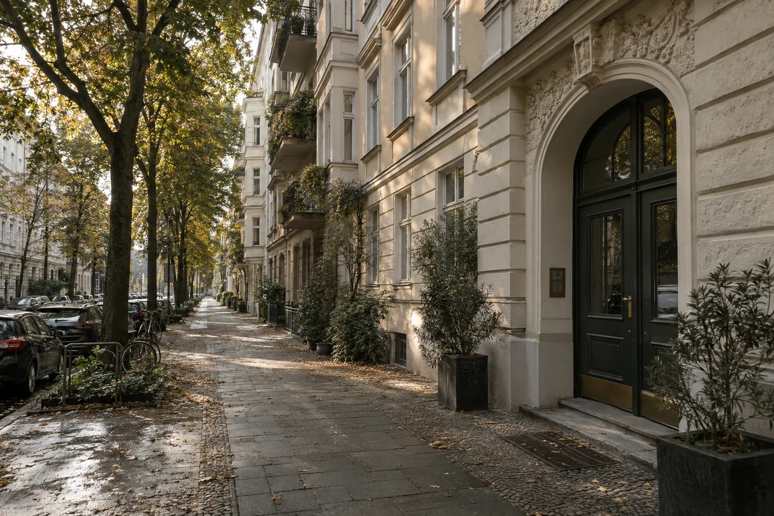Illustratives Berliner Altbauhaus an einer ruhigen, baumbestandenen Straße im Morgenlicht