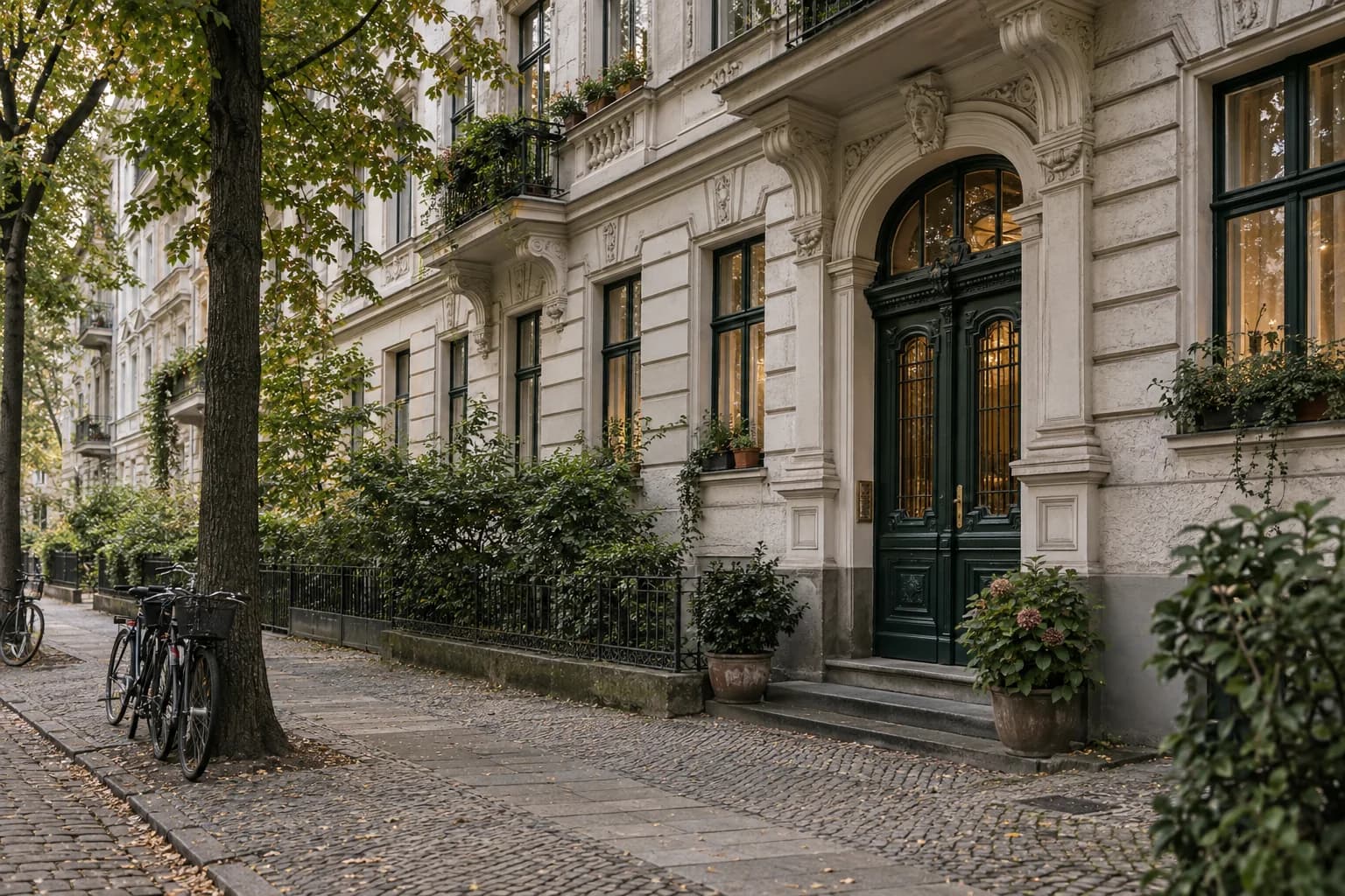 Illustratives Berliner Altbauhaus mit grünem Eingang und Straßenbäumen